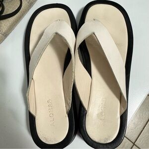 ALOHAS Black Sole Cream Leather Thong Sandals
